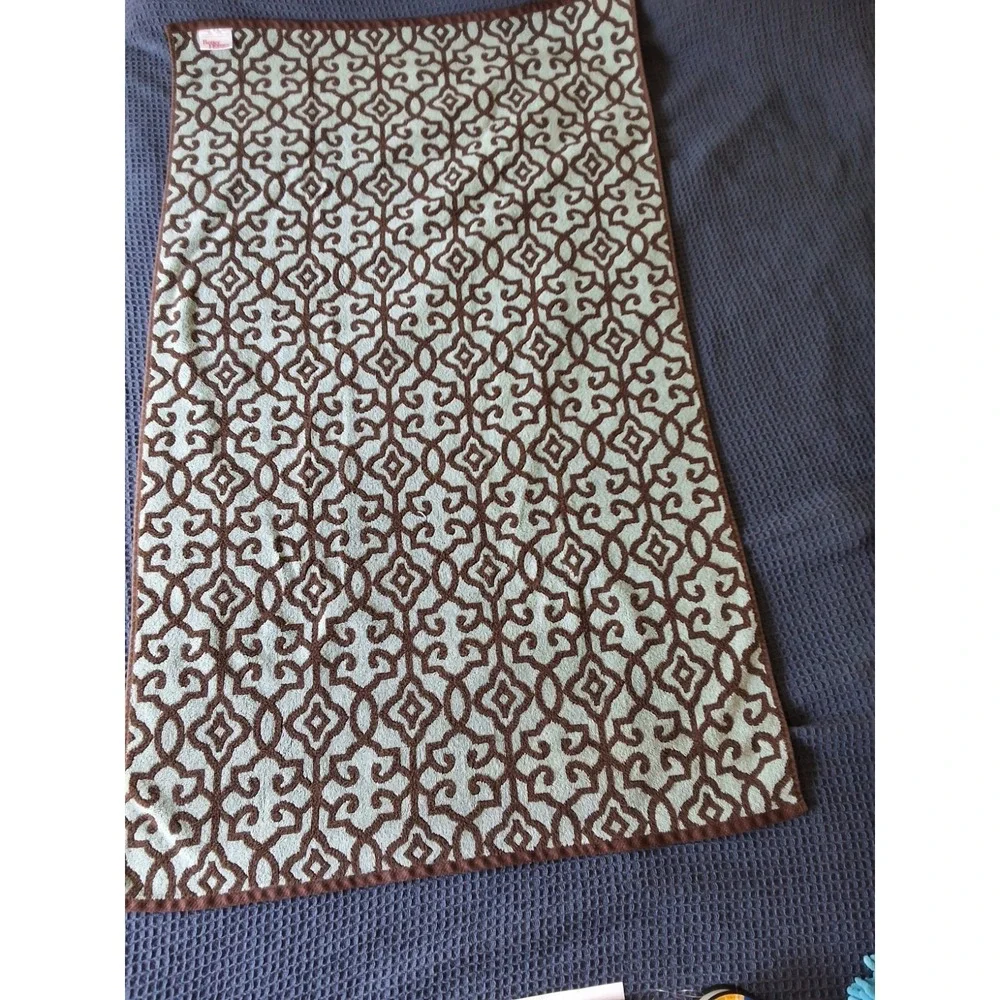 Vintage Pair Of 100% Cotton Bath Towels 2 Different Sizes As Shown In Pictures